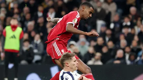 Liverpool vence clássico com Tottenham, mas Alexander Isak preocupa após lesão em gol. (Foto: Alex Pantling/Getty Images)