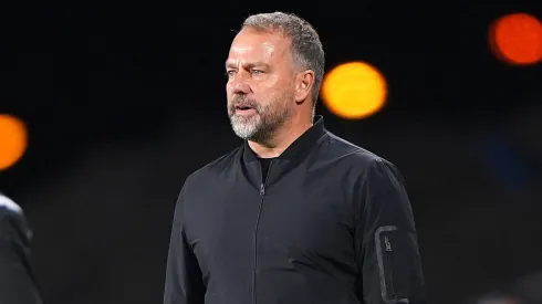 Hansi Flick em jogo do Barcelona. (Foto: Jose Manuel Alvarez Rey/Getty Images)