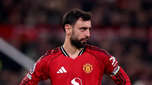 Torcida do Manchester United entra em pânico após lesão de Bruno Fernandes. (Photo by Carl Recine/Getty Images)