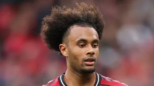 Manchester United prepara despedida de Zirkzee após atacante acertar termos com a Roma. (Photo by Matt McNulty/Getty Images)