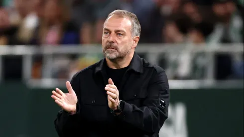 Flick revela reunião com Deco no Barcelona visando reforços com Bastoni na mira. (Photo by Fran Santiago/Getty Images)