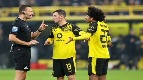 Karim Adeyemi, do Borussia Dortmund, discute com árbitro em partida da Bundesliga – Christof Koepsel/Getty Images