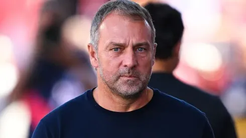 Hansi Flick pode analisar um jovem jogador para a zaga do Barcelona (foto: David Ramos/Getty Images)