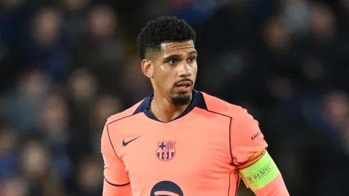 Barcelona pode acelerar retorno de Ronald Araújo após lesões na zaga. (Photo by Stuart Franklin/Getty Images)
