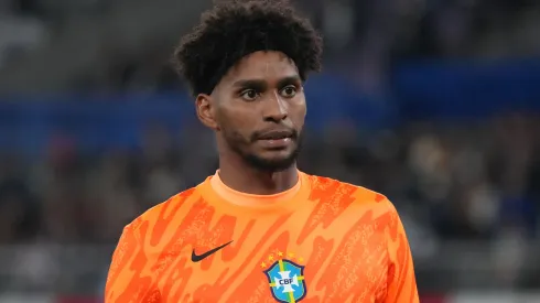 Hugo Souza em campo com a Seleção Brasileira. Foto: Koji Watanabe/Getty Images