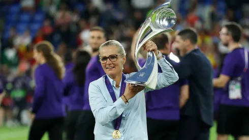 Além de ser a melhor treinadora da Bola de Ouro, a técnica conquistou mais outra premiação – Foto: Eddie Keogh/Getty Images