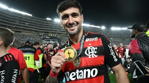 De Arrascaeta após conquistar a Libertadores pelo Flamengo. (Photo by Rodrigo Valle/Getty Images)
