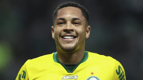 Vitor Roque em campo com as cores do Palmeiras (Foto: Alexandre Schneider/Getty Images)