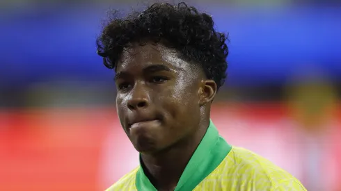 Endrick com a camisa da Seleção Brasileira (Photo by Buda Mendes/Getty Images)