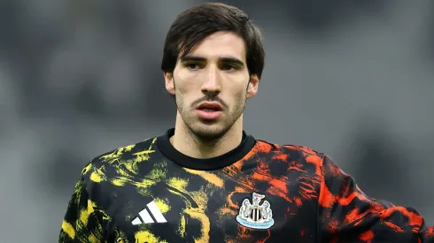 Sandro Tonali durante aquecimento do Newcastle. (Photo by Alexander Hassenstein/Getty Images)