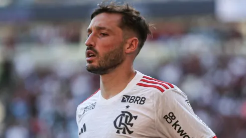 Matías Viña em campo pelo Flamengo. Foto: Thiago Vasconcelos Dos Santos/AGIF