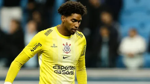 Italianos reagem as falhas de Hugo Souza após interesse do Milan. (Foto: Pedro H. Tesch/Getty Images)