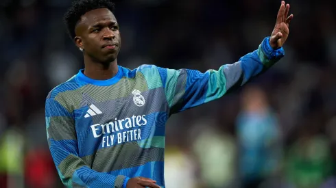Vinicius Júnior interagindo com torcedores em partida do Real Madrid