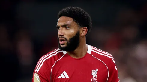 Liverpool topa liberar Joe Gomez para o Milan assim que encontrar substituto. (Photo by Carl Recine/Getty Images)