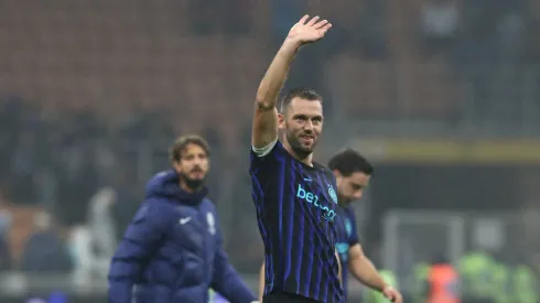 De Vrij acena em jogo da Inter de Milão (Marco Luzzani/Getty Images)