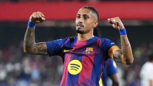 Raphinha após marcar pelo Barcelona. (Foto: David Ramos/Getty Images)