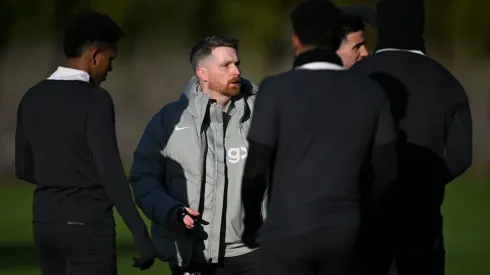 Calum McFarlane vai comandar temporariamente o Chelsea