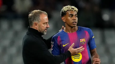 Hansi Flick monitora Tiago Gabriel para o Barcelona; Bayern de Munique na disputa. (Photo by Alex Caparros/Getty Images)