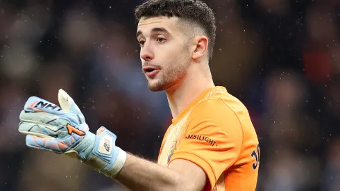 Espanyol x Barcelona: Joan García empurra zagueiro para evitar gol. (Foto: Judit Cartiel/Getty Images)