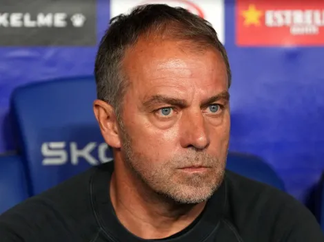 Hansi Flick pede a contratação de um zagueiro ao Barcelona