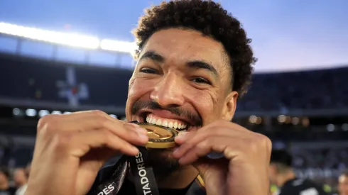 O zagueiro Adryelson morde medalha da Libertadores (Buda Mendes/Getty Images)