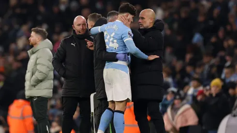 Gvardiol é amparado por Guardiola após lesão no Manchester City (Carl Recine/Getty Images)
