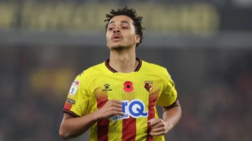 O zagueiro Max Alleyne em ação com a camisa do Watford (Alex Pantling/Getty Images)