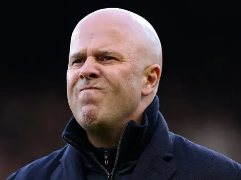 Arne Slot se desentende com diretor por não escalar Rio Ngumoha