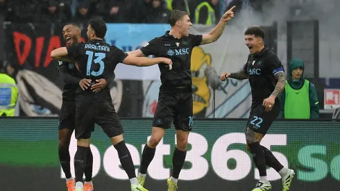 Em jogo de três expulsões, Napoli venceu a Lazio por 2 a 0 e entrou de vez na briga pela liderança