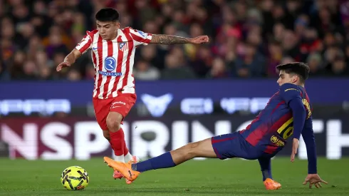 Thiago Almada, do Atlético de Madrid, em ação contra o Barcelona – Eric Alonso/Getty Images