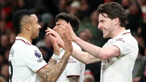 Gabriel Jesus comemora com Rice: volante inglês marcou duas vezes na vitória sobre o Bournemouth