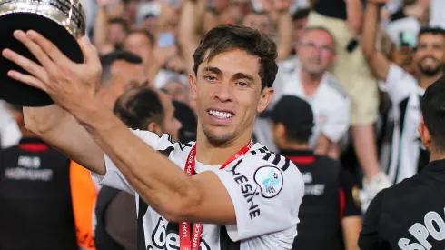 Gabriel Paulista abre mão de R$28 milhões do Besiktas para assinar pelo Corinthians. (Photo by Ahmad Mora/Getty Images)