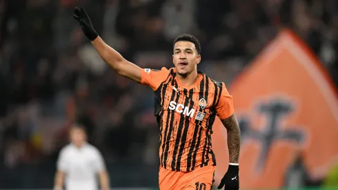 O atacante Kauã Elias comemora gol pelo Shakhtar (Mateusz Slodkowski/Getty Images)