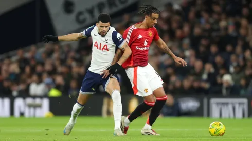 Solanke e Yoro durante o dérbi na Taça da Liga. Foto: Imago