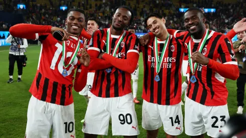 Rafael Leão, Abraham, Reijnders e Tomori, por ordem, a festejar a Supertaça ganha pelo Milan de Sérgio Conceição. Foto: Getty