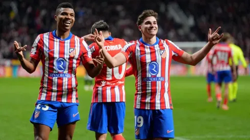 Reinildo e Alvarez celebrando a virada do Atlético de Madrid. Foto; Getty Images