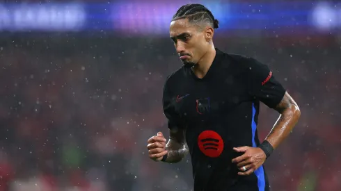 Raphinha bisou no Benfica x Barcelona. Foto: Carlos Rodrigues/Getty Images