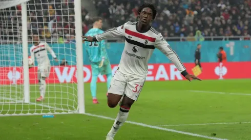 Kobbie Mainoo destacou-se na vitória do Manchester United na Europa League. Foto: Getty Images