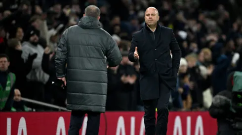 Arne Slot a cumprimentar Ange Postecoglou, após a vitória do Liverpool contra o Tottenham. Foto: Getty.