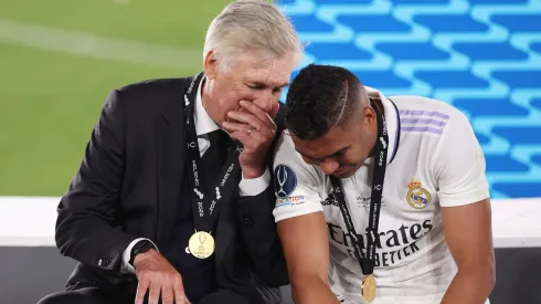Casemiro e Ancelotti a conversarem, após a conquista do Real Madrid na Supertaça Europeia de 2022. Foto: Getty