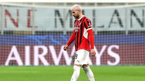 Theo Hernández acabou expulso durante Milan x Feyenoord. Foto: Getty Images