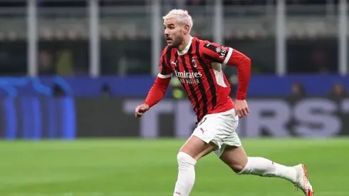 Theo Hernández durante o jogo do Milan com o Feyenoord. Foto: Getty Images