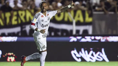 Neymar marca golo olímpico pelo Santos. Foto: Getty Images