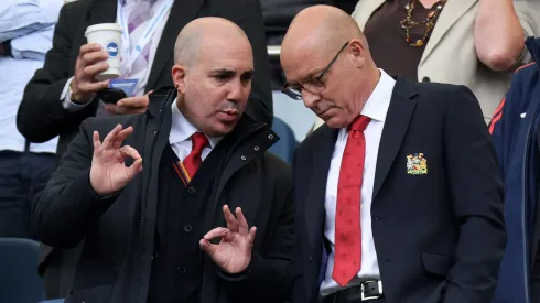 Omar Berrada e Dave Brailsford, um dos diretores da INEOS, durante um jogo do Manchester United de Ruben Amorim. Foto: Eddie Keogh/Getty Images