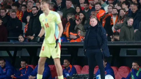 Ronald Koeman, selecionador nacional dos Países Baixos, a observar o jogo (com Dean Huijsen também na foto). Foto: Getty
