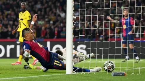 O momento em que Raphinha faz o primeiro golo do Barcelona, 'tirando' um golo a Pau Cubarsi. Foto: Getty