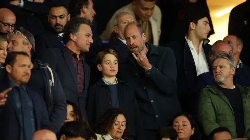 Príncipe William esteve no PSG vs Aston Villa com o filho George. Foto: Getty Images.