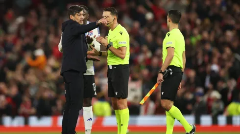 Paulo Fonseca a conversar com o árbitro principal do Manchester United x Lyon. Foto: Getty