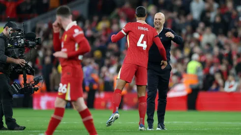 Arne Slot e Van Dijk, respetivamente treinador e jogador do Liverpool, a cumprimentarem-se. Foto: Getty