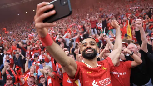 Mohamed Salah a tirar uma selfie com os adeptos do Liverpool. Foto: Getty